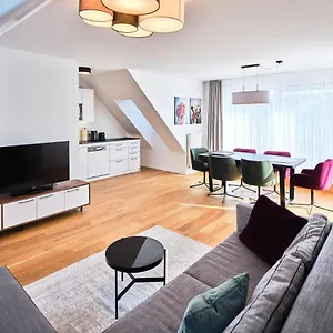 Myfavorit - Spacious Next To Puplic Transport U1 Direct Connection To Citycenter Apartment